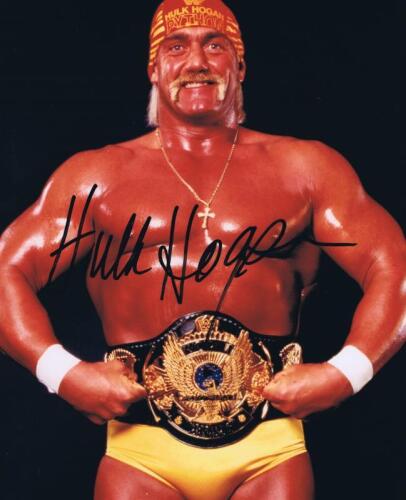 HULK HOGAN: A impressive colour Hulk Hogan picture. Hulk Hogan autograph.