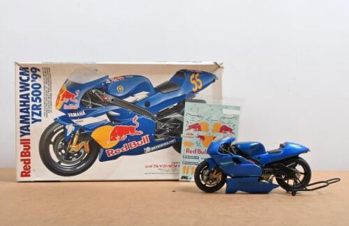 RED BULL YAMAHA: A 1:12 scale Yamaha WCM&nbsp;YZR500 1999 model kit by TAMIYA
