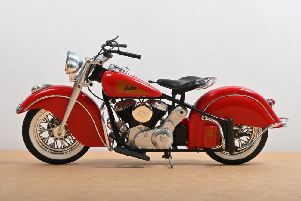 INDIAN: A 1:6 scale 1998 Indian Chief motorcycle model by NewRay - Price  Estimate: $ - $