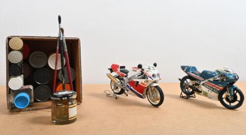 YAMAHA: Two 1:12 scale Yamaha motorcycles