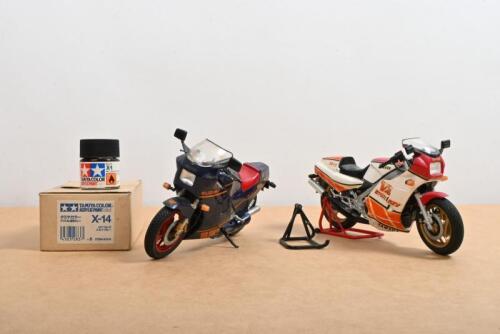 YAMAHA/SUZUKI: Two 1:24 scale built models including Suzuki 'Walter Wolf Racing' and Yamaha 500R RZV&nbsp;along with Tamiya&nbsp;acrylic model paint