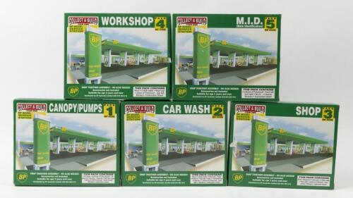 B.P: A collection of five COLLECT & BUILD B.P SERVICE STATION kits. Numbers 1 - 5