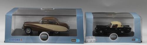 ENGLISH CARS: Two 1:43 scale OXFORD AUTOMOBILE COMPANY English car models. Daimler SP250 (Hood) in black Metropolitian Police livery & Rolls-Royce Silver Cloud Hooper Empress