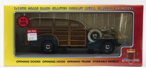 CHEVROLET: A 1:18 scale MOTOR CITY Classics 1939 CHEVY WOODY WAGON in Yosemite Green (70003)