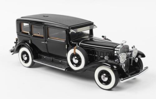 CADILLAC: A Franklin Mint 1:24 scale 1930&nbsp;V-16 452 CADILLAC IMPERIAL SEDAN&nbsp;(B11XE83). Al Capone's car