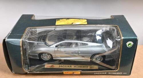 JAGUAR: A 1:18 scale Maisto 1992 Jaguar XJ220 in silver