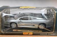 JAGUAR: A 1:18 scale Maisto 1992 Jaguar XJ220 in silver - 2