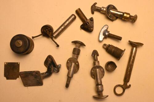 ASSORTED PARTS: A collection of assorted parts including 4 bonnet clips