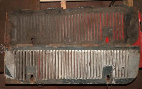 BONNET: A pair Lambda louvered side panels