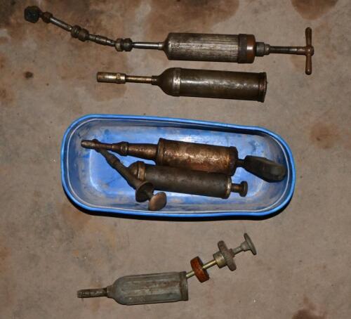 A COLLECTION OF VINTAGE GREASE GUNS: 5 vintage grease guns
