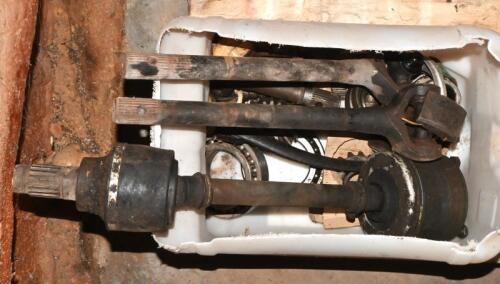 AURELIA B20: One box containing five drive shaft pieces, two large bearings, two spyder gears and one steering wheel linkage.
