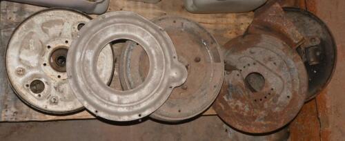 AURELIA B20: Brake drums and parts. One lot of four finned brake drum assemblies plus two backing plates and one spacer
