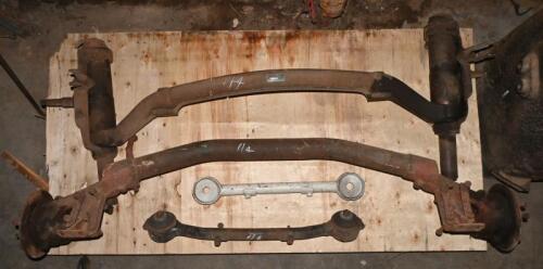 AURELIA B20: One B20 front axle assembly. One B20 rear axle assembly, one curved locating arm with bushes and one arm without bushes.