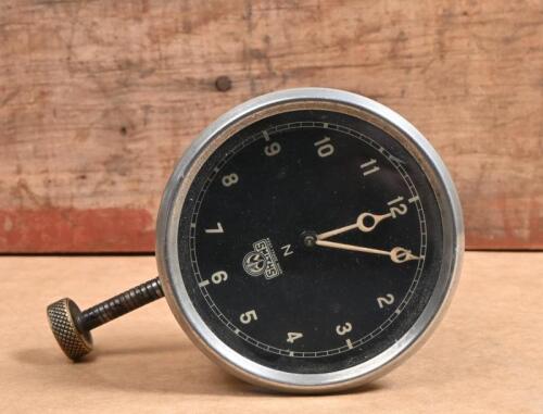 SMITHS: A Smiths 8 day car dash clock with winder mounted below clock face