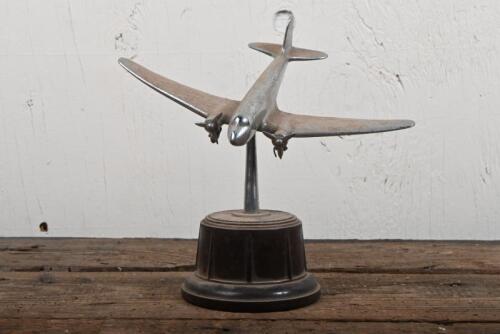 AVIATION: An Art Deco style cast aluminium aeroplane on Bakelite stand, 16.5cm high