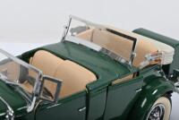 CADILLAC: A Franklin Mint 1:24 scale 1932 Cadillac V-16 Sport Phaeton - 2