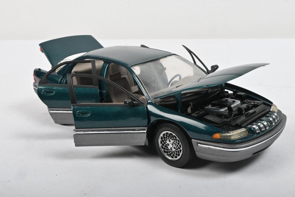 Brookfield 1994 Chrysler Concord ミニカー CHRYSLER: Two 1:24 scale Chrysler models by Brookfield Collectors