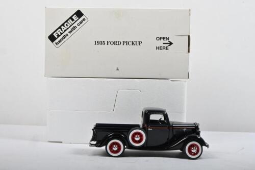 FORD: A The Danbury Mint 1:24 scale 1935 FORD PICKUP