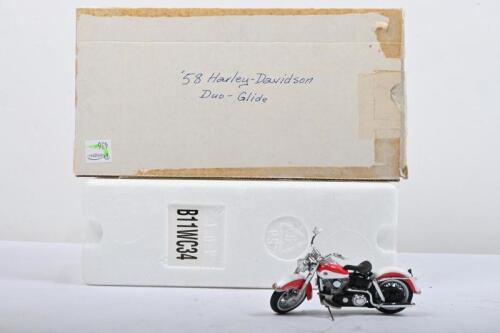 HARLEY-DAVISON: A Franklin Mint 1:24 scale 1958&nbsp;Harley-Davidson Duo-Glide&nbsp;(B11WC34)