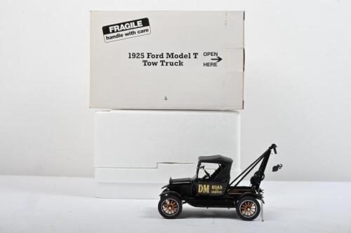 FORD: A The Danbury Mint 1:24 scale 1925 Ford Model T Tow Truck in black with 'DM ROAD SERVICE' decals