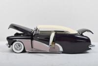 MERCURY: A The Danbury Mint 1:24 scale 1950 MERCURY CUSTOM. Two-tone purple - 2