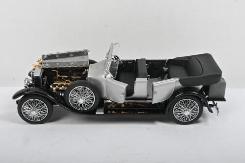 ROLLS-ROYCE: A Franklin Mint 1:24 scale 1907&nbsp;Rolls-Royce Silver Ghost (B11RS11). Silver with black chassis