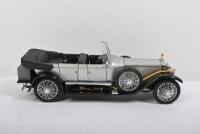 ROLLS-ROYCE: A Franklin Mint 1:24 scale 1907&nbsp;Rolls-Royce Silver Ghost (B11RS11). Silver with black chassis - 2