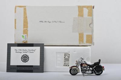 HARLEY-DAVISON: A Franklin Mint 1:24 scale 1986 Harley-Davidson Heritage Softail Classic (B11WC23)