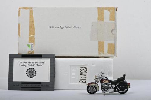 HARLEY-DAVISON: A Franklin Mint 1:24 scale 1986&nbsp;Harley-Davidson Heritage Softail Classic&nbsp;(B11WC23)