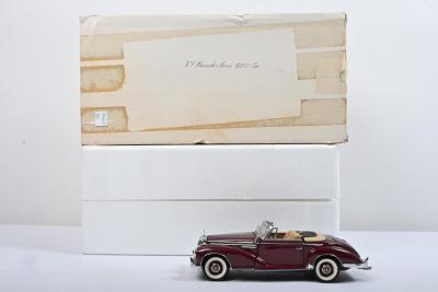 MERCEDES-BENZ: A Franklin Mint 1:24 scale Mercedes-Benz 300Sc (B11UG29)