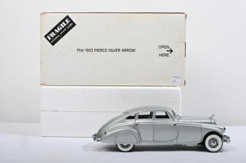PIERCE ARROW: A The Danbury&nbsp;Mint 1:24 scale 1933 PIERCE SILVER ARROW