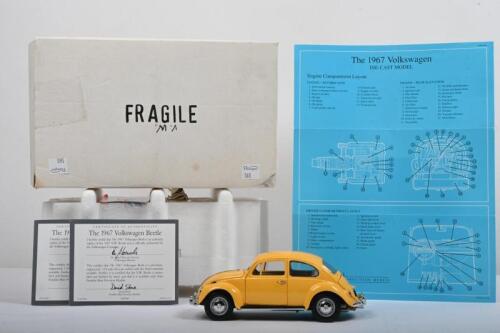 VOLKSWAGEN: A Franklin Mint 1:24 scale 1967 Volkswagen Beetle (B11TD00). Yellow