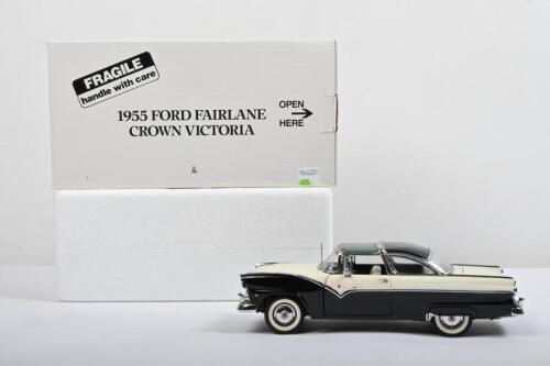 FORD: A The Danbury Mint 1:24 scale 1955&nbsp;Ford Fairlane&nbsp;Crown Victoria