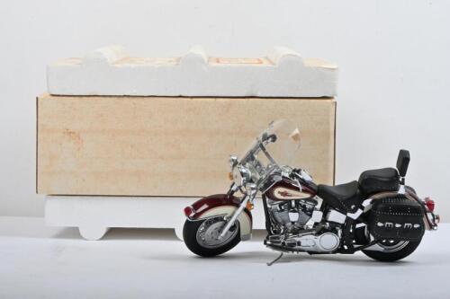 HARLEY DAVIDSON: A Franklin MInt 1:10 scale Harley-Davidson Heritage Softail Classic (B11SY90)