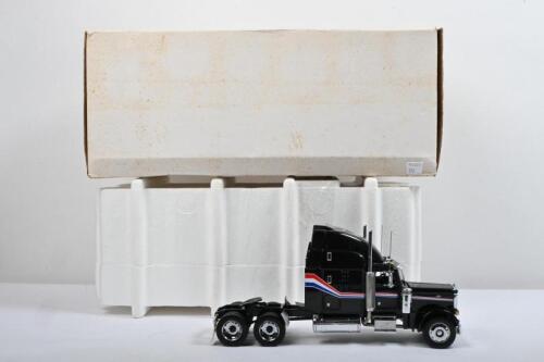 PETERBILT: A Franklin Mint 1:32 scale Peterbilt&nbsp;Truck Model 379 (B11TA51)