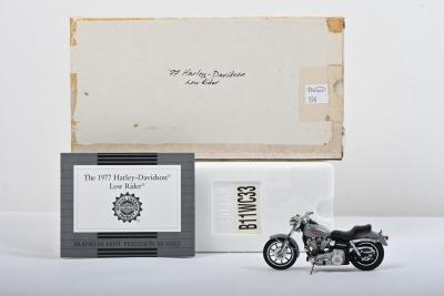 HARLEY-DAVISON: A Franklin Mint 1:24 scale 1977 Harley-Davidson Low Rider  (B11WC33)