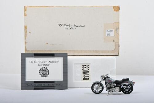 HARLEY-DAVISON: A Franklin Mint 1:24 scale 1977&nbsp;Harley-Davidson Low Rider&nbsp;&nbsp;(B11WC33)