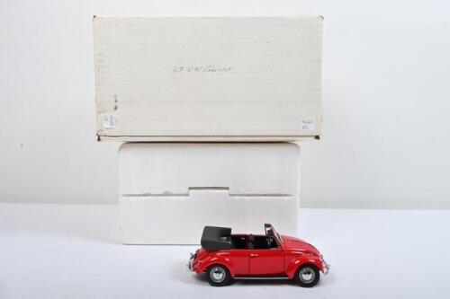 VOLKSWAGEN: A Franklin Mint 1:24 scale 1967 Volkswagen Cabriolet&nbsp;(B11UB74). Red
