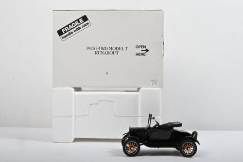 FORD: A The Danbury&nbsp;Mint 1:24 scale 1925&nbsp;Ford MODEL T RUNABOUT