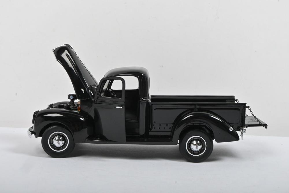 FORD: A Franklin Mint 1:24 scale 1940 Ford Pickup (B11UK21). Black