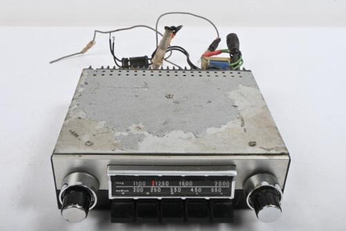 RADIO: Motorola long wave and medium wave radio. model #828T. Positive or Negative Ground.