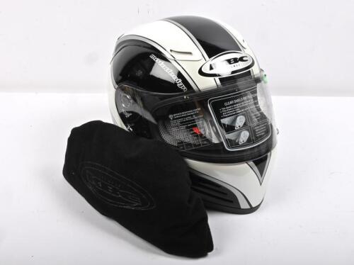 HELMET: One NOS KNC GR1500 Crash helmet. Size: Medium. With visor and carry bag.