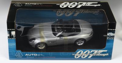 BMW: A NOS 1:18 scale Autoart BMW Z8 "James Bond 007-The World is Not Enough" die-cast model with opening parts