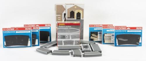 STATION & PLATFORMS: OO Scale NOS Hornby Platforms (9) with Station/Goods Shed Kits & Peco Platform Packs (6)