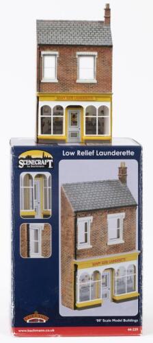 BACHMANN: A NOS OO scale Bachmann Scenecraft Low Relief Launderette W6cm x H11cm