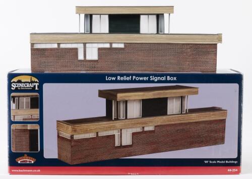 SIGNAL BOX: A NOS OO scale Bachmann Scenecraft Low Relief Signal Box W25cm x H9cm