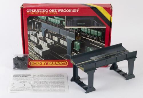 HORNBY: A NOS OO scale Hornby R415 Operating Ore Wagon Set (Note: Unloading Bridge, Bridge Supports & Coal Load only)