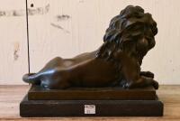 AFTER BARYE: A cast bronze figure of a recumbent lion on black marble base after the original model by Antoine-Louis Barye (French, 1795-1875), 20.5cm high - 3