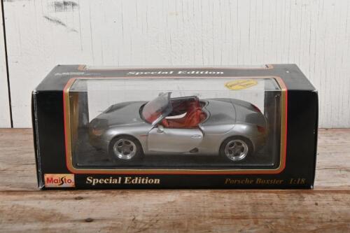 PORSCHE: A 1:18 scale Maisto Porsche Boxster Special Edition diecast model