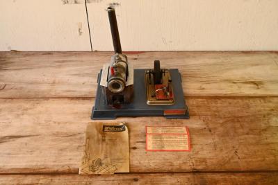 WILESCO: A "Wilesco D8" model stationary steam engine, complete with instructions, working condition unknown, 24cm high